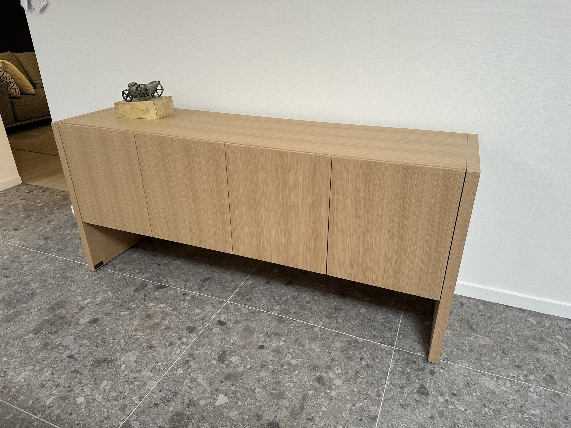 Emmemobili- 4 deurs kast massief eik (180x48xh80cm)