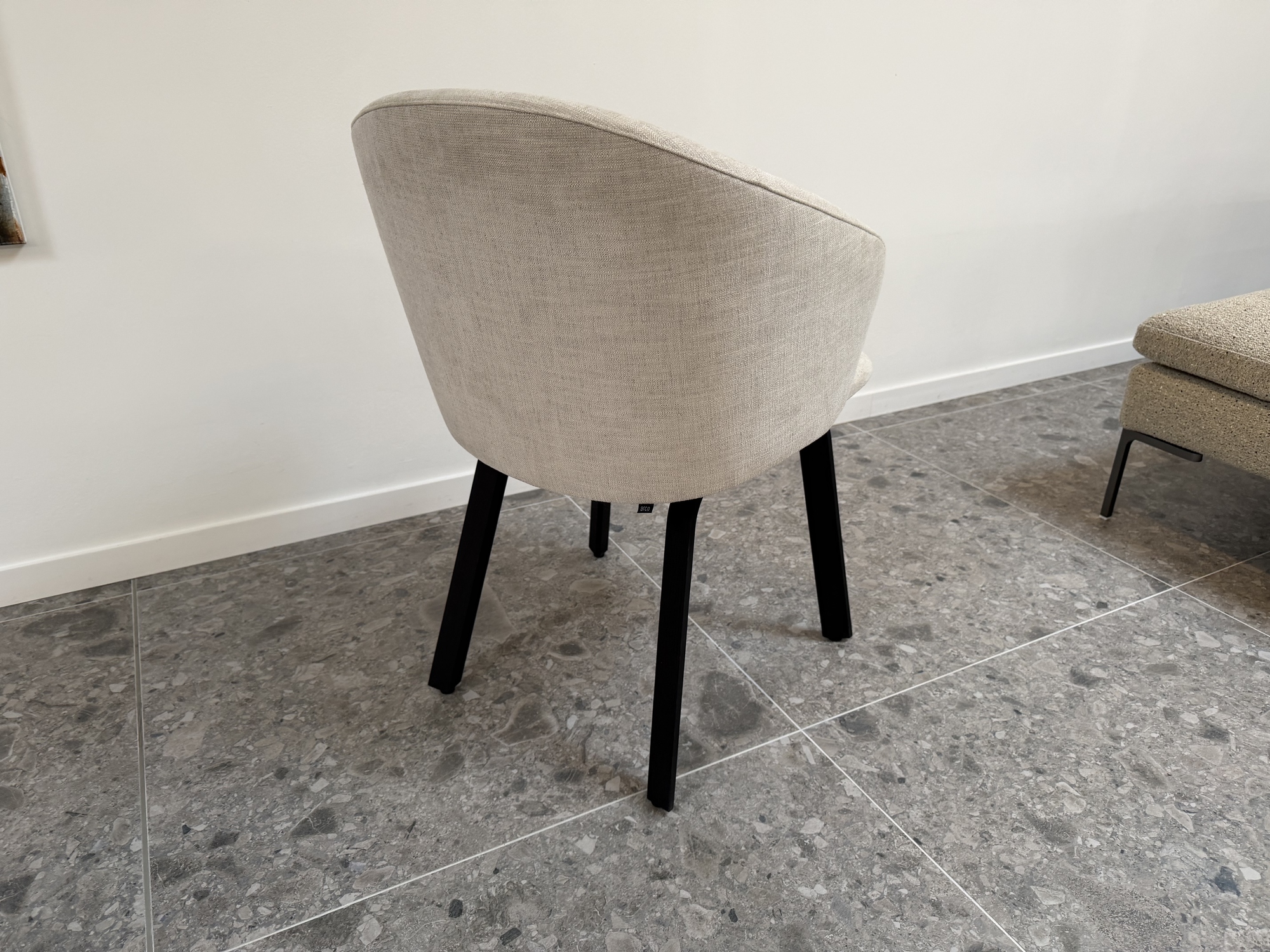 Arco-Close armstoel met houten poten