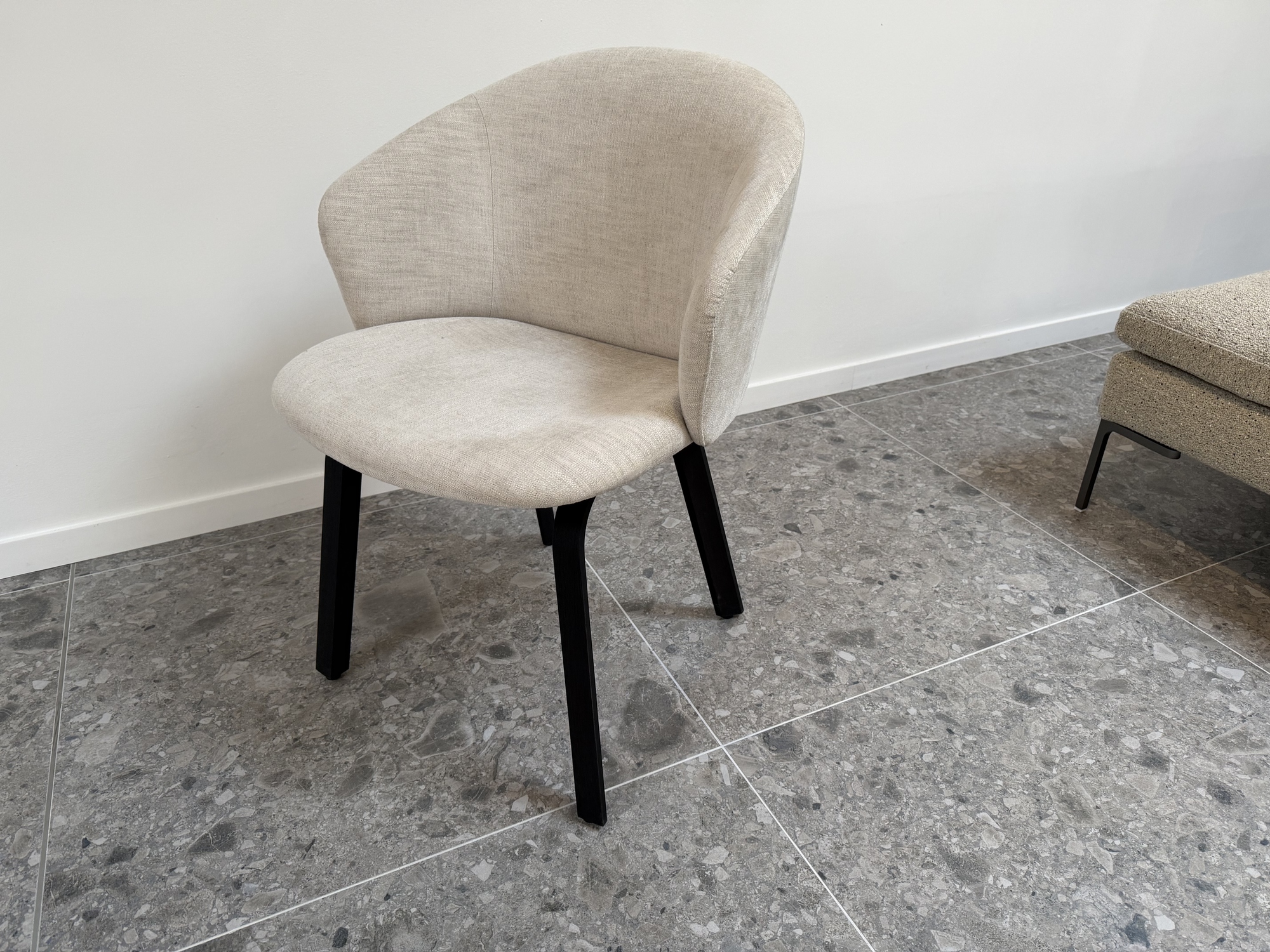 Arco-Close armstoel met houten poten