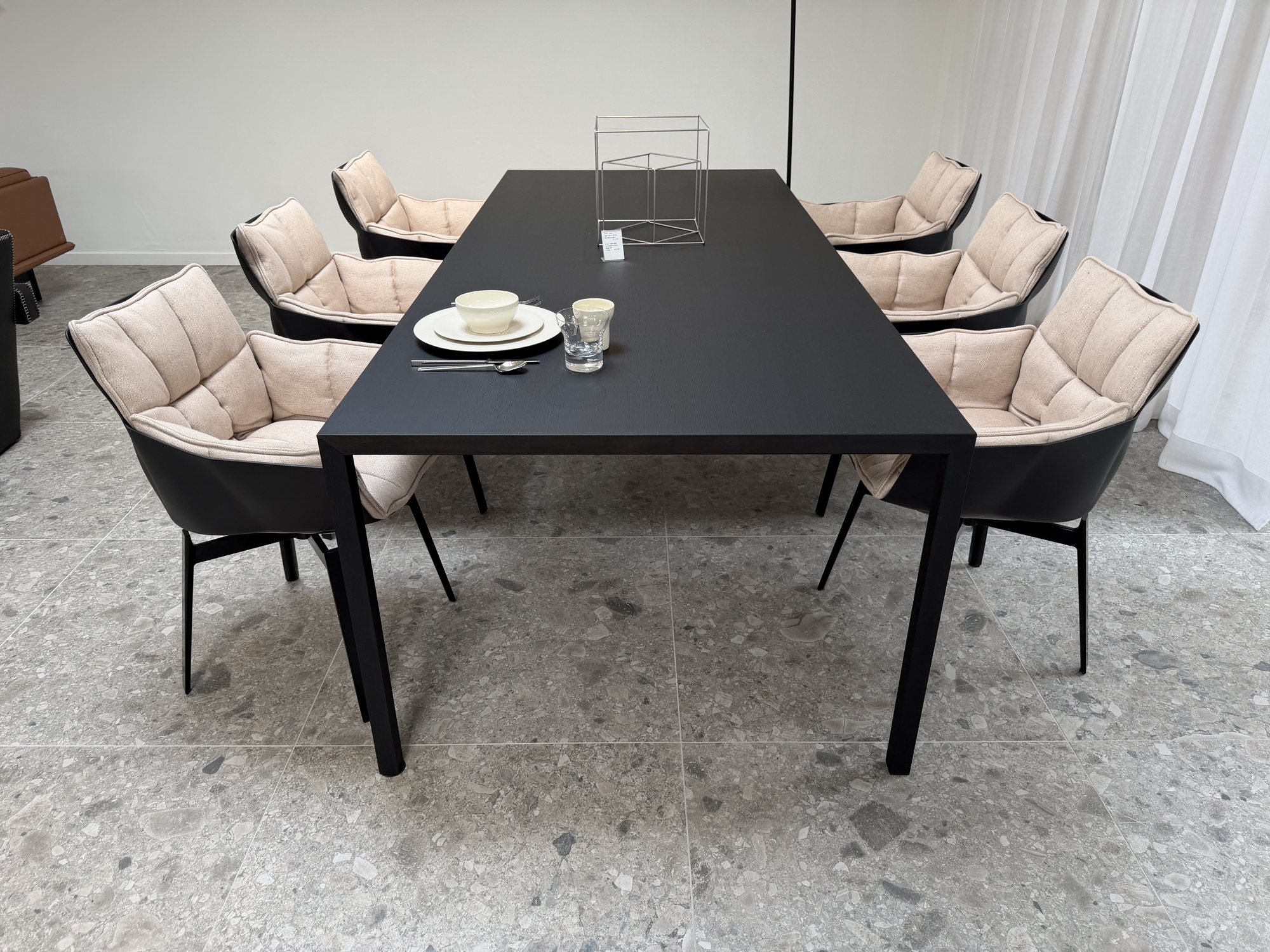 B&B Italia: 6 draaibare armstoelen Husk met rechthoekige tafel Slim 240x105cm