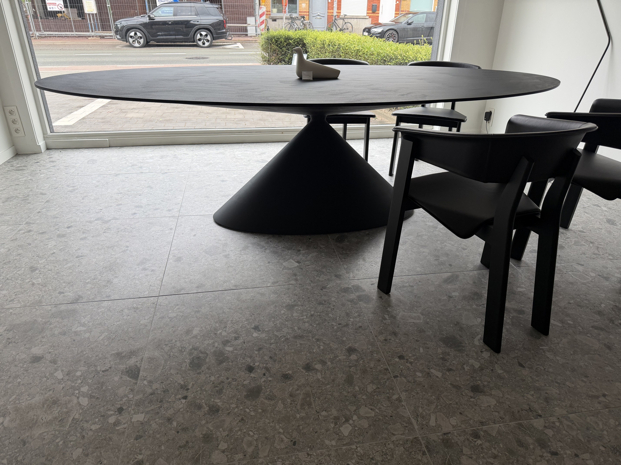 Desalto-ovaal tafel Maxi Clay cementering zwart 260cm